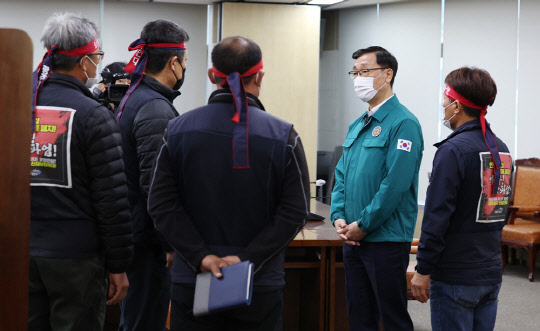 민주노총 공공운수노조 화물연대본부(이하 화물연대) 관계자들이 28일 오후 세종시 정부세종청사 국토교통부에서 총파업 시작 후 첫 교섭을 하기 위해 회의실에 입장해 어명소 국토교통부 제2차관(오른쪽 두번째)과 대화하고 있다.<연합뉴스>